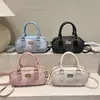 Bolso de mano simple a cuadros, nuevo modelo 2026, bolso tipo bowling de moda de nicho texturizado, bolso versátil con almohadilla para el hombro