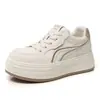 Tênis branco de sola grossa feminino, novos sapatos casuais de outono 2026, tênis leves para estudantes, sapatos femininos versáteis em estoque
