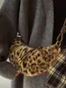 Bolso de Felpa con Estampado de Leopardo Nuevo 2025, Bolso de Hombro de Moda, Bolso Cruzado para el Trabajo, Bolso Croissant Elegante y Relajado, Bolso de Axila