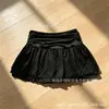 Minifalda de lunares dulce y picante con cintura elástica plisada, volantes de doble capa, falda de línea A adelgazante que cubre las caderas para mujer