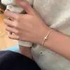 Pulsera de Metal de Alta Gama con Colgante de Corazón para Mujer Diseño Nicho Ins Simple Elegante Versátil Moda Primavera y Verano Joyería de Mano