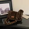 Bolso de felpa de gran capacidad transfronterizo para mujer, nueva colección otoño/invierno 2026, estampado de leopardo, bolso cruzado esponjoso, bolso de hombro ligero y versátil