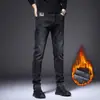 Jeans masculinos slim-fit pretos e cinzas de alta qualidade para o Outono/Inverno 2026, calças compridas casuais trendy e elásticas com forro de fleece