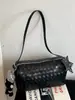 Nuevo modelo de principios de otoño de 2026, color liso, elegante y atractivo, bolso cruzado simple, bolso cuadrado pequeño con patrón tejido versión coreana, bolso de hombro de moda
