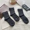 Estoque de atacado de comércio exterior Último pedido Compra em grupo de suprimentos ao vivo! Meias Casuais Respiráveis Versáteis e Confortáveis de Cano Médio para Mulheres