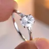 Anel Rongxing Elegante Oval com Pedra Principal e Cravação de Seis Garras e Pedras Baguete Laterais, Anel de Presente Feminino