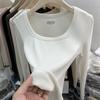 Camiseta de manga larga para mujer con cuello redondo bajo, para clavícula, de terciopelo fino, nueva para otoño e invierno 2024, top base interior suave y ceroso, tendencia
