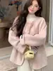 Nuevo abrigo corto de lana rosa estilo chino para mujeres petite, popular este año, nuevo top esponjoso estilo chino para mujeres