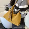 Bolso de gamuza para mujer, gran capacidad, nuevo 2025, vintage, versátil, de hombro, para llevar debajo del brazo, bolso tote para estudiantes universitarias, para clases