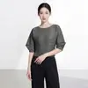Camiseta de Manga Corta para Mujer de Calidad Issey Miyake con Tacto de Alta Gama, Color Sólido, Cuello Redondo, Simple y Versátil, Top Corto Irregular para Verano