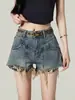 Shorts Jeans Preto Ultra-Curtos de Cintura Alta Estilo Coreano-Americano Dourado para Mulheres, Caimento Solto, Emagrecedor, Barra Desfiada, Corte A, Que Abraçam o Quadril Hot Pants