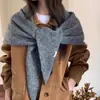 ¡Versatilidad para superponer! Bufanda triangular de bloques de color a rayas estilo coreano para mujer, ambiente de otoño/invierno, chal cálido, calentador de cuello