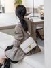 Bolso Pequeño Cuadrado Nuevo con Tapa abatible Colección Primavera/Verano 2026 Bolso de Hombro Cruzado Simple para el Trabajo en Piel Genuina con Diseño Único y Estilo Versátil