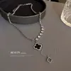 Collar Colgante Flor Negra de Cuatro Pétalos Incrustada de Diamantes para Mujer Diseño de Nicho Cadena para Suéter ins Personalidad Elegante Dulce Fresco Collar