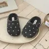 Turbante de Lunares Medias Zapatillas para Niñas, Ropa de Exterior, Nuevo Estilo Otoño 2026, Forro Polar, Zapatillas Birkenstock Engrosadas, Zapatos para Niños Pequeños