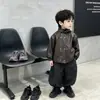 Jaqueta de Couro Botões Primavera e Outono Estilo Coreano Masculina Infantil Bonita Tendência Cool Roupa de Motociclista Bebê Malandro Top Cool Roupa Exterior Comércio Exterior