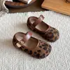 Sapatos Mary Jane doces estilo francês para meninas, sapatos baixos com estampa de leopardo para outono, sapatos de princesa com sola macia, sapatos de couro infantis para idades de 6 a 12 anos