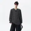 Camiseta Trendy Falsa de Duas Peças Manga Longa Masculina Outono High Street Toque Relaxado Moletom Listrado Retro Versátil Camada Base para Casal