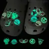 En stock parche luminoso tridimensional fluorescente PVC agujeros para zapatos accesorios DIY carcasa de teléfono móvil parche accesorios para el cabello pegatinas para refrigerador