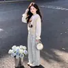 Roupa moderna para primavera e outono para meninas: um colete de urso de desenho animado fofo, uma camisa com gola de boneca e calças casuais xadrez de perna larga