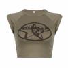 Camiseta Feminina Retrô Americana com Estampa de Estrelas e Letras, Manga Curta, Ombro Direito, Estilosa, Verde Militar, Top Curto Slim