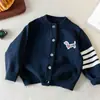 Suéter de Punto para Niños Estilo Universitario para Niños Cardigan Rayado Nuevo Primavera 2026 Chaqueta para Bebé para Niñas Moderno