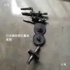 Un juego completo de diversos engranajes de transmisión, ejes hexagonales y ejes estriados dentro de la carcasa de una máquina zanjadora y surcadora con ejes dentados para la gestión de jardines.
