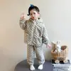 Conjunto de ropa de estar para niña de forro polar coral con estampado floral, engrosado para abrigar, con capucha y cremallera, adecuado para usar en invierno y puede usarse como prenda exterior.