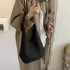 Bolso de mano de moda retro para mujer, estilo coreano, adecuado para el trabajo y los desplazamientos, bolso de axila, bolso de hombro de color liso de moda otoño 2026, venta al por mayor