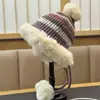 Gorro de Punto Color Bloque Lindo Coreano para Mujer en Invierno Forrado de Felpa para Mantener Caliente y Proteger los Oídos Peluche Gorro Lei Feng del Noreste