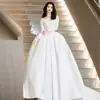 Vestido de Novia de Satén para Novias 2026 Nuevo Estilo Manga Larga Vestido Principal con Textura de Alta Calidad, Hombros Descubiertos Estilo Francés, Vestido con Cola para Otoño e Invierno