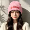 Nuevo gorro de punto bordado estilo coreano para mujer, cálido versátil para otoño e invierno, con bordado de letras, para exteriores, a prueba de frío, protege los oídos, de lana