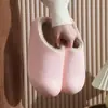 Chinelos de algodão para mulheres e casais, adequados para uso interno no inverno, com forro adicional de fleece para aquecimento, proporcionando uma sensação macia e confortável, e também disponíveis em tamanhos masculinos para outono e inverno.