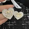 Broche de corazón estilo Chanel con doble C de 26P para mujer, exquisito pasador pequeño de color bloqueado estilo Chanel