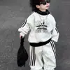 Conjunto Masculino Primavera e Outono 2026 Novo Estiloso Roupas Infantis Médias e Pequenas Roupa Casual para Bebê Moletom de Manga Longa Conjunto de Duas Peças