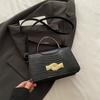 Bolso de hombro estilo occidental retro, primavera 2025, nuevo bolso de moda coreano, bandolera sencilla, pequeño bolso cuadrado para mujer.