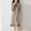 Vestido de punto para mujer de otoño e invierno, cuello medio alto, jersey grueso y cálido, dobladillo de encaje, color liso, falda lápiz de punto suelta de longitud media.