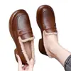 Populares zapatos peludos de suela gruesa para mujer, adecuados para usar al aire libre en invierno, colección otoño 2026, nuevos mocasines de algodón con suela plana y forro de felpa para mujer