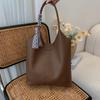 Bolsa de axila 2024 Nova bolsa de grande capacidade Moda feminina Bolsa de balde portátil Ombro único Estilo retrô ocidental Mais fácil para deslocamento diário