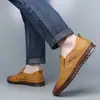 Zapatos de Cuero para Hombre 2025 Verano Nuevos Punta Redonda Suela Suave Cómodos Transpirables Zapatos Casuales Moda Slip-On Zapatos para Hombre