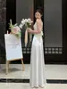 Otoño 2026 Nuevo Estilo Elegante Bata de Novia Blanca Tirante Dividido Vestido de Boda Ligero para Compromiso y Registro