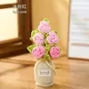 Planta de rosa artificial tejida en maceta, producto terminado hecho a mano a crochet, flor artificial para decoración de escritorio en casa, venta al por mayor de regalos, flor de hilo