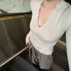 Suéter de punto liso de manga larga con cuello en V simple para mujer, nueva camisa básica ajustada de otoño e invierno, top elegante y versátil