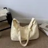 Bolsa Tote Transversal Cor Sólida Nova Modelo Verão 2026 Feminina Fresca e de Grande Capacidade com Pingente Estrela para Estudante Universitária, para Aula e Deslocamento