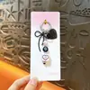 Llaveros con forma de corazón negros y rosas japoneses y coreanos transfronterizos, pequeños colgantes de moda para niñas, llaveros de coche, pequeños regalos al por mayor
