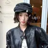 Chapéu Plano Estilo Coreano Retrô com Fivela de Metal Chapéu de Jovem Jornaleiro Chapéu de Equitação Feminino Primavera Outono Temperamento Versátil Boina Plissada Deixa o Rosto Menor