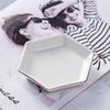 Bandeja de Cerâmica Nórdica em Forma de Concha para Joias Esmalte Perolado Porta-Anéis Prato de Armazenamento Ornamento de Mesa para Banheiro e Casa Porcelana Branca