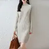 Novo vestido de malha de lã 100% de comprimento médio para outono e inverno para mulheres, gola semi-alta, espessado, saia acima do joelho