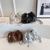 Bolso pequeño con pliegues en las axilas para mujer, estilo nicho francés, estilo occidental, estilo mensajero con cadena, para verano, 2023