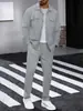 La fábrica de origen puede personalizar conjunto de dos piezas para hombre de punto gofrado con chaqueta cárdigan de cuello y doble bolsillo y pantalones largos con cordón